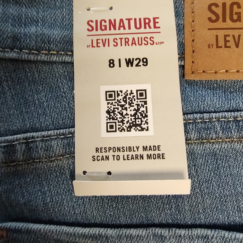 NEW-Signature by Levi Strauss capris  size women 8